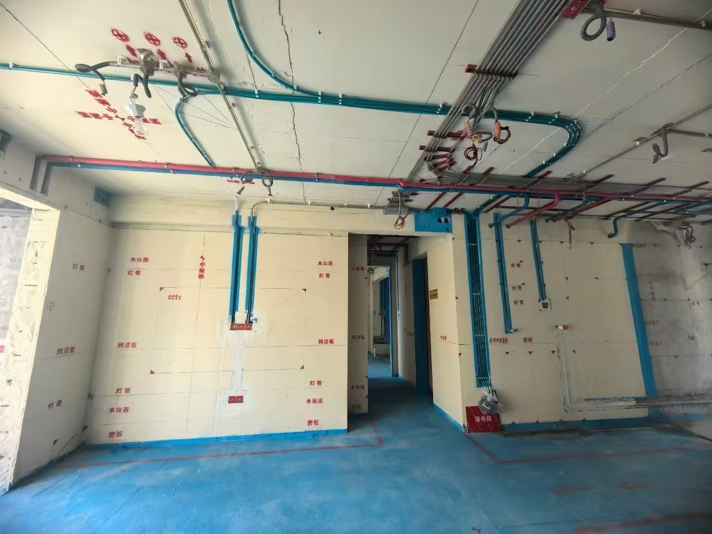 直擊高端家裝現場：材通定制透明線管如何“照亮”隱蔽工程